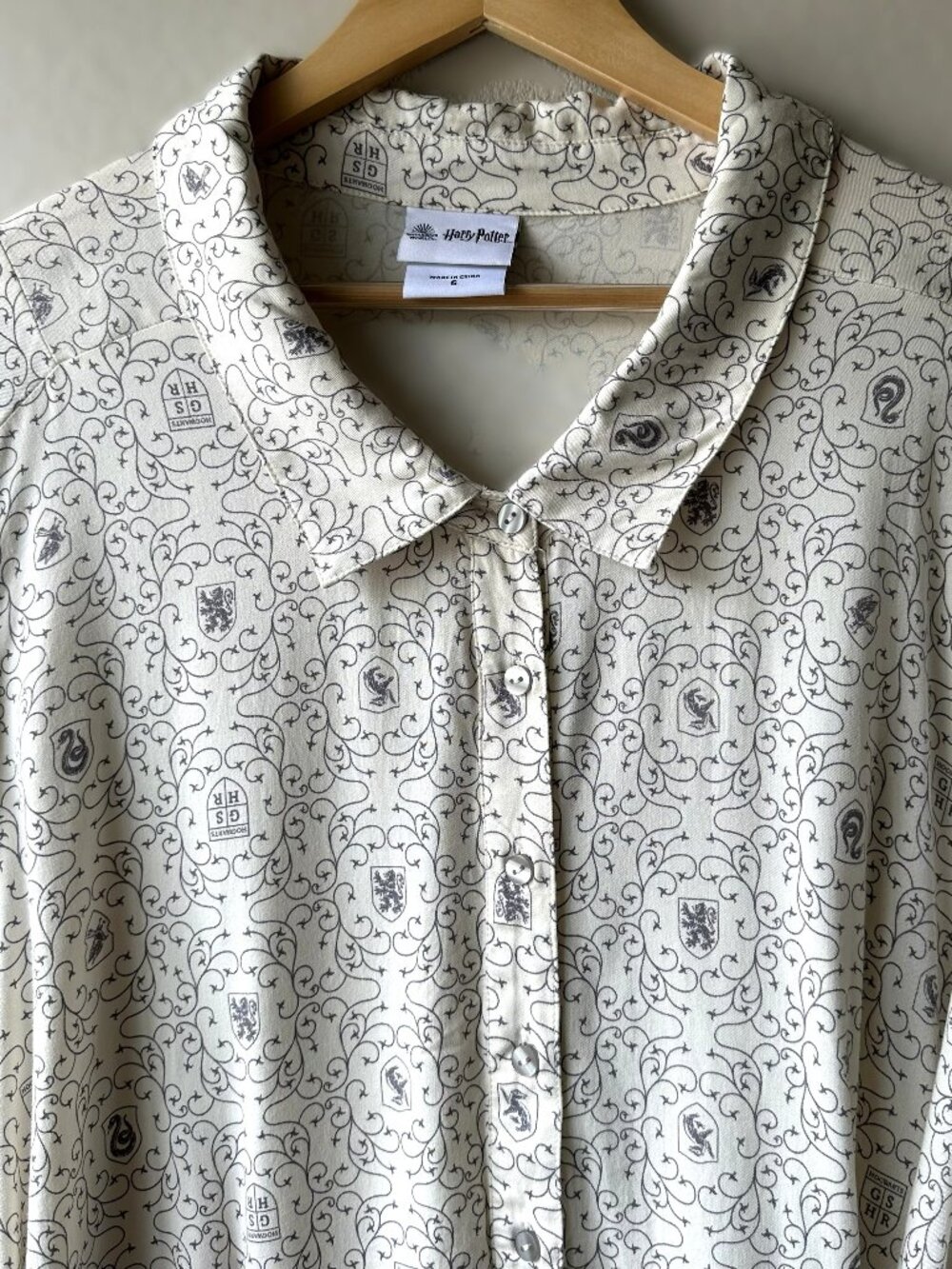 Harry Potter Hogwarts Crest Oversized Tunic Blouse Button Up Womenās 6